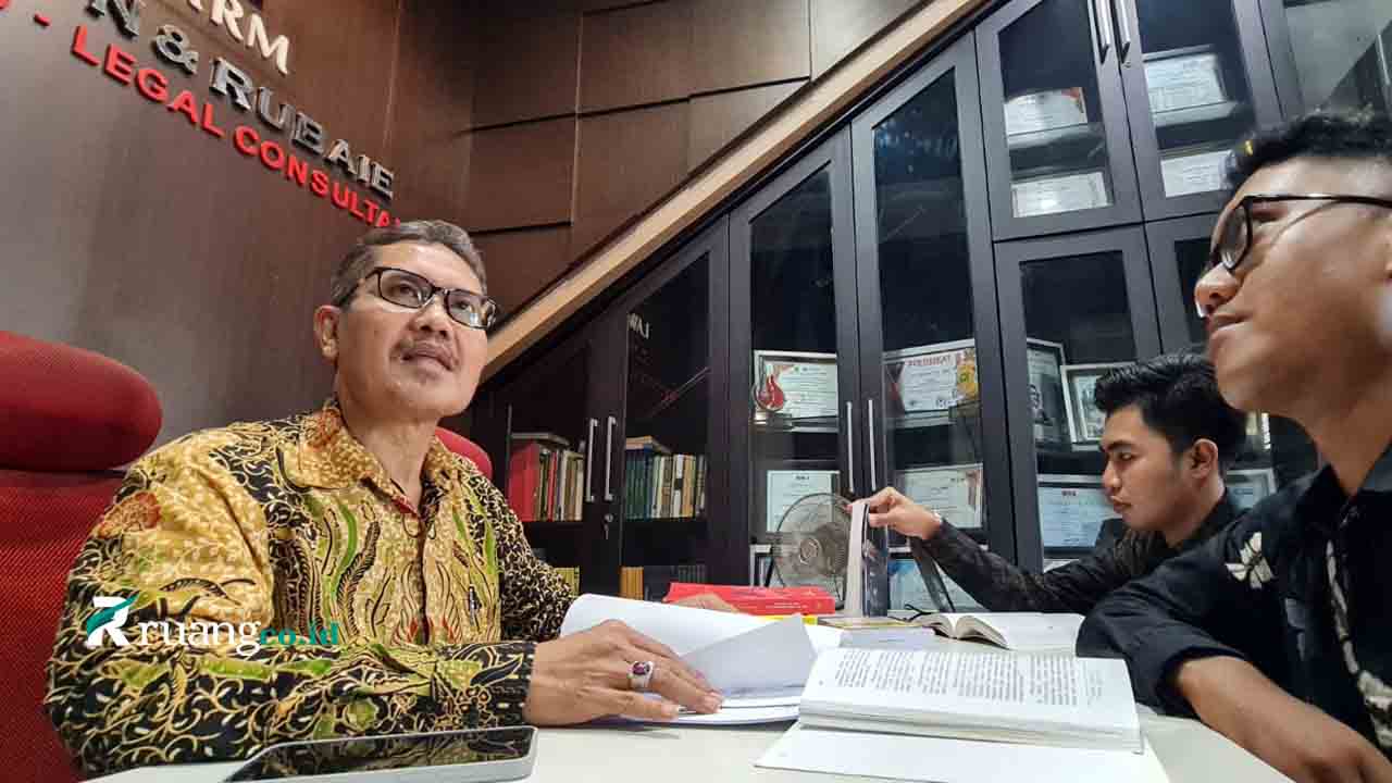 Dr. Hufron pakar hukum tata negara dari Universitas 17 Agustus Surabaya