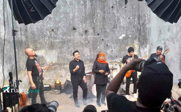 Khofifah Emil dan Dewa 19 Kampanye politik dengan musik