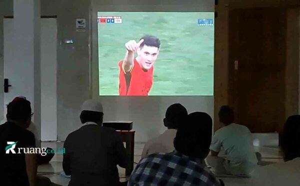 Nobar Timnas Indonesia vs China di Masjid Al-Haq