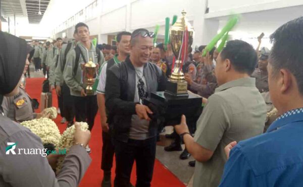 Sambutan Red Carpet Kedatangan Tim Voli di Bandara Juanda