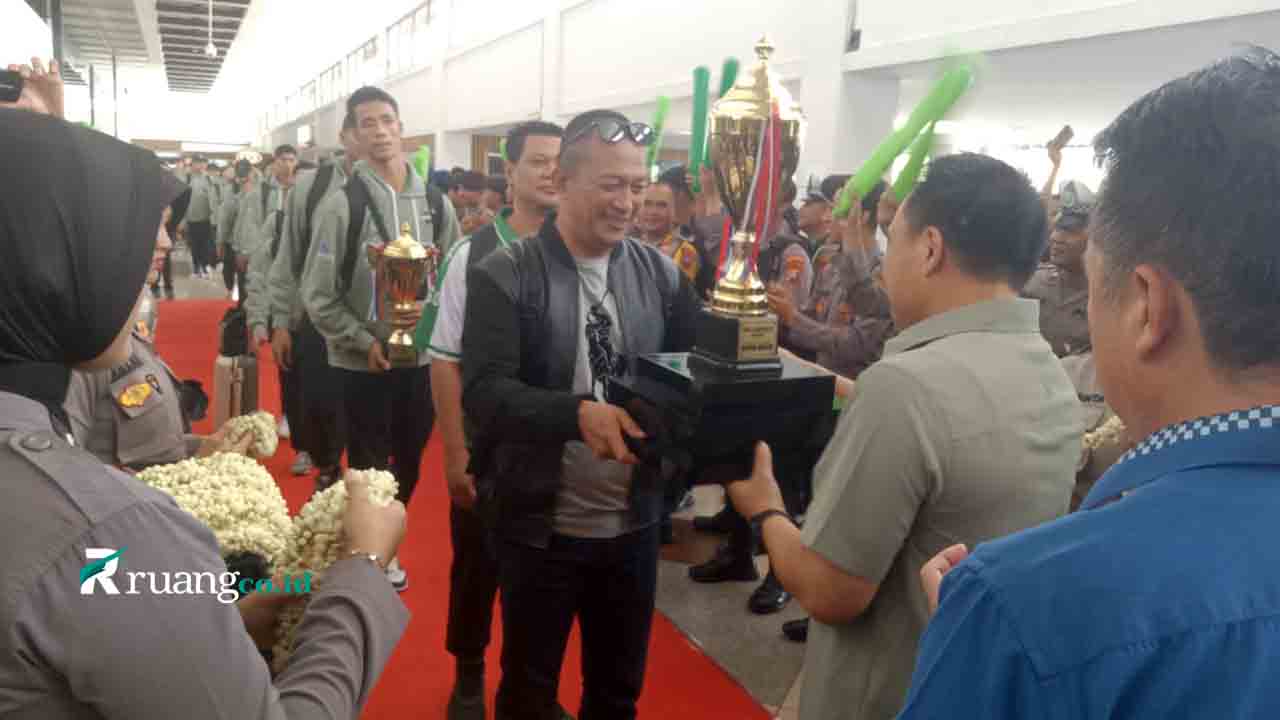 Sambutan Red Carpet Kedatangan Tim Voli di Bandara Juanda