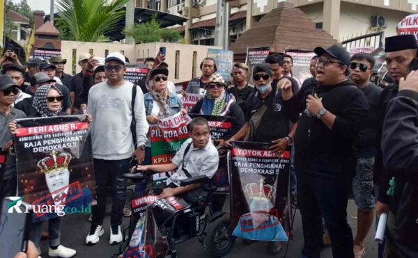 Demo massa Jember Pilkada Tuntutan pemecatan KPU Bawaslu