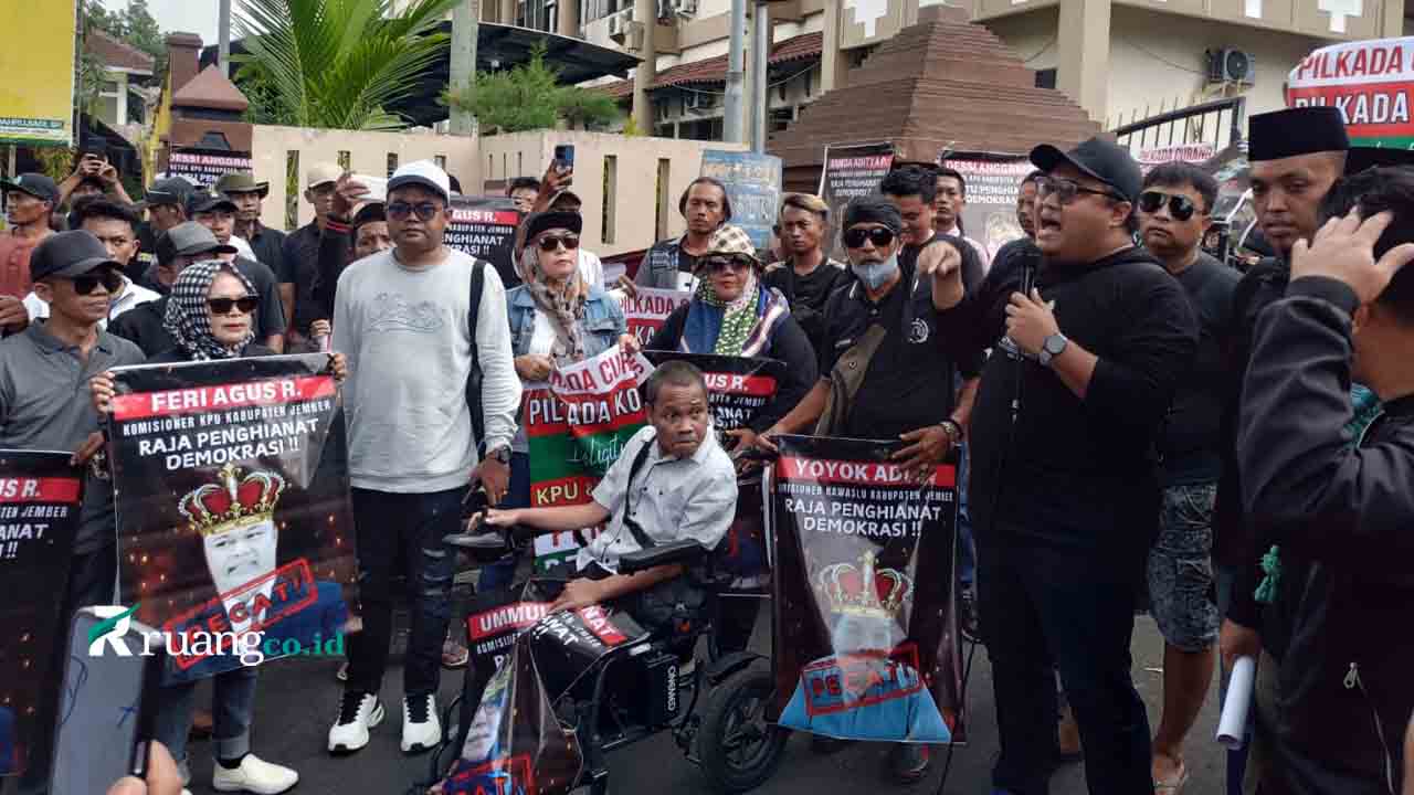 Demo massa Jember Pilkada Tuntutan pemecatan KPU Bawaslu