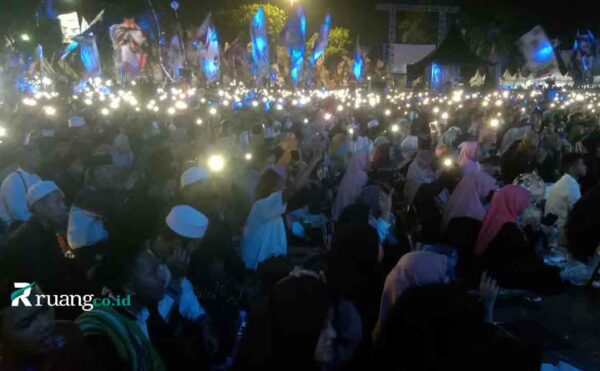 Khofifah bersama Habib Syekh sholawat GOR Sidoarjo