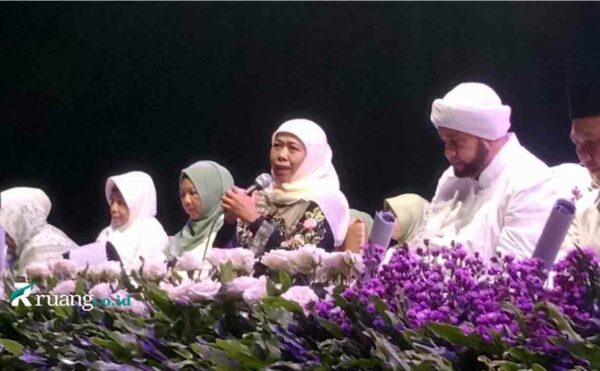 Khofifah bersama Habib Syekh sholawat GOR Sidoarjo