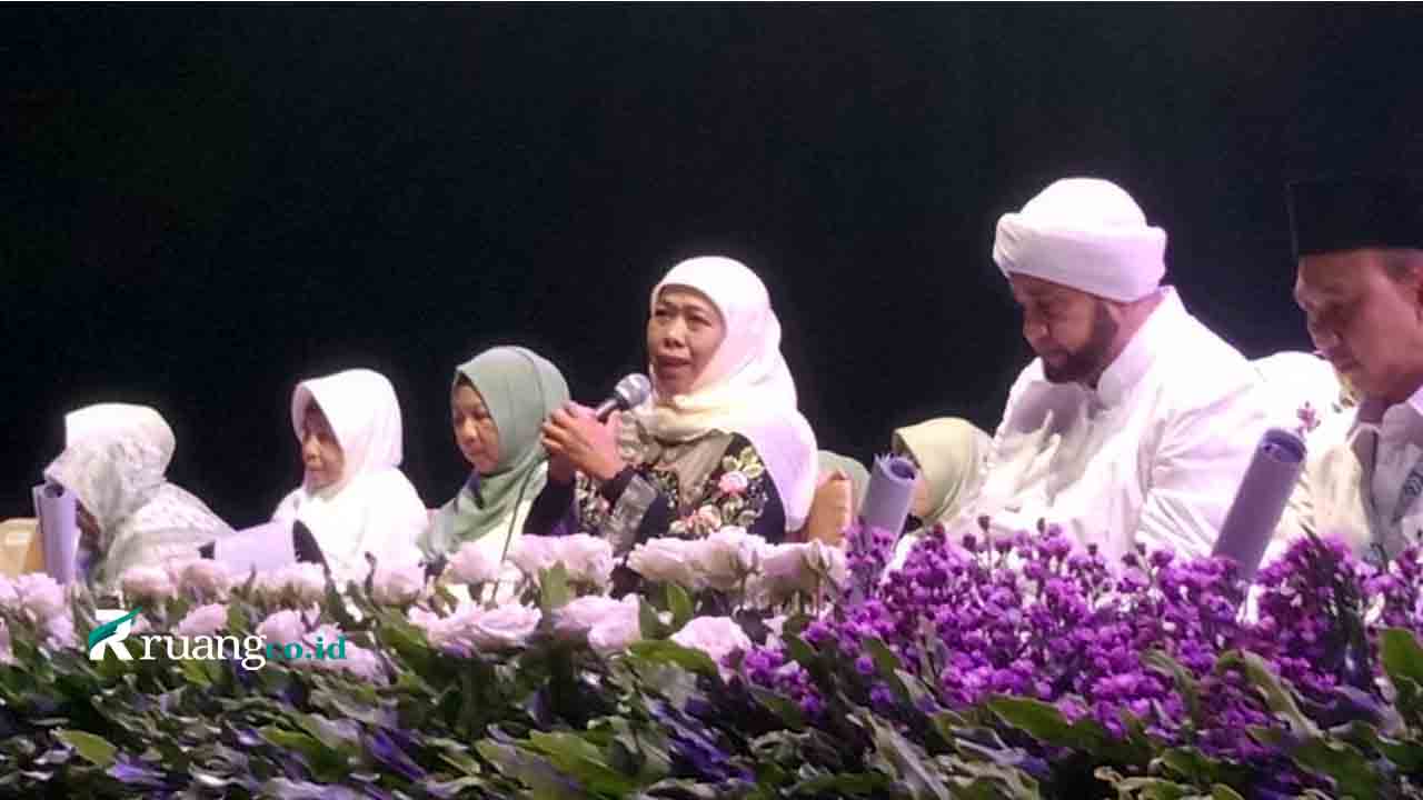 Khofifah bersama Habib Syekh sholawat GOR Sidoarjo