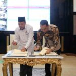 Wali Kota Surabaya Eri Cahyadi dan Ketua Ombudsman RI Mokhammad Najih saat menandatangani MoU untuk peningkatan pelayanan publik di Ruang Kerja Wali Kota.