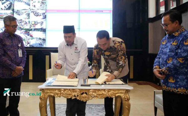 Wali Kota Surabaya Eri Cahyadi dan Ketua Ombudsman RI Mokhammad Najih saat menandatangani MoU untuk peningkatan pelayanan publik di Ruang Kerja Wali Kota.