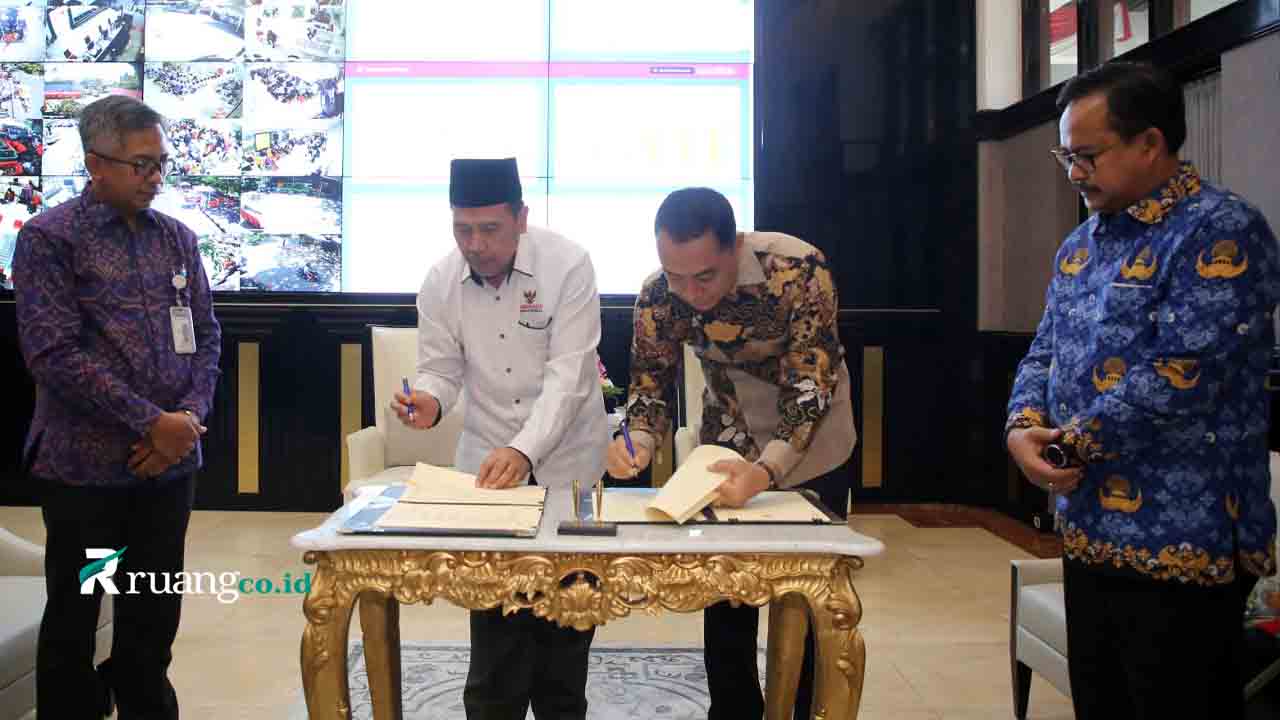 Wali Kota Surabaya Eri Cahyadi dan Ketua Ombudsman RI Mokhammad Najih saat menandatangani MoU untuk peningkatan pelayanan publik di Ruang Kerja Wali Kota.