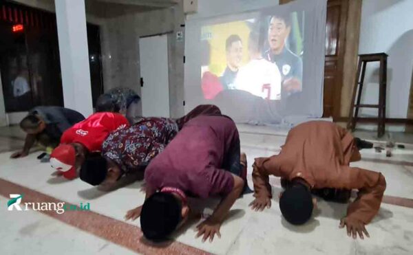 Nobar Timnas Indonesia di Masjid Al-Haq Surabaya