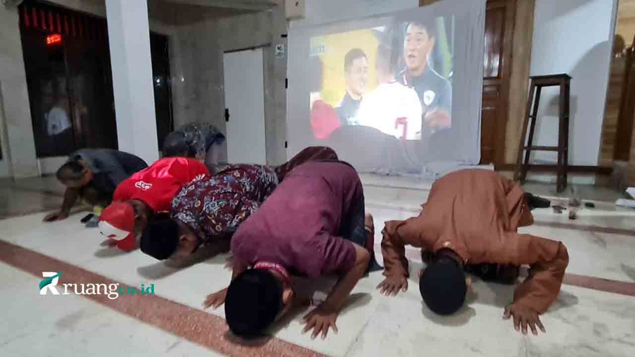 Nobar Timnas Indonesia di Masjid Al-Haq Surabaya