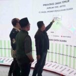 Petugas TPS Pilkada Jatim melakukan penghitungan suara di TPS, suasana rekapitulasi suara Pilkada Jatim