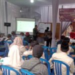 Proses rekapitulasi manual hasil Pilkada 2024 di Desa Sarirogo, Kabupaten Sidoarjo, oleh KPU, dengan saksi paslon turut hadir.