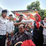 Relawan Gotong Royong cukur gundul