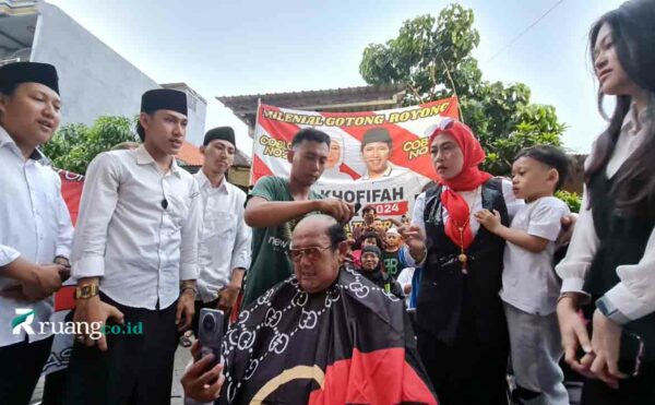 Relawan Gotong Royong cukur gundul