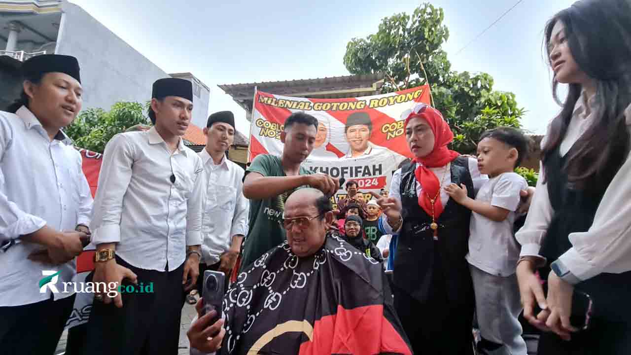 Relawan Gotong Royong cukur gundul