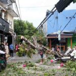 Wali Kota Eri Cahyadi beri Bantuan korban puting beliung Surabaya