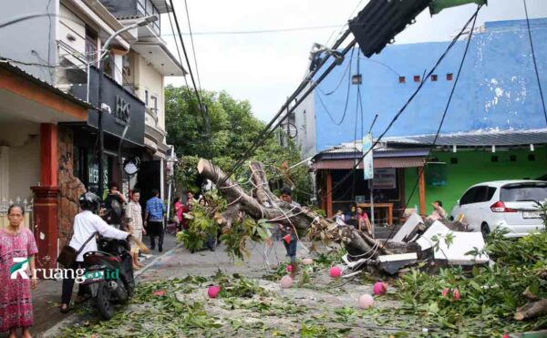 Wali Kota Eri Cahyadi beri Bantuan korban puting beliung Surabaya