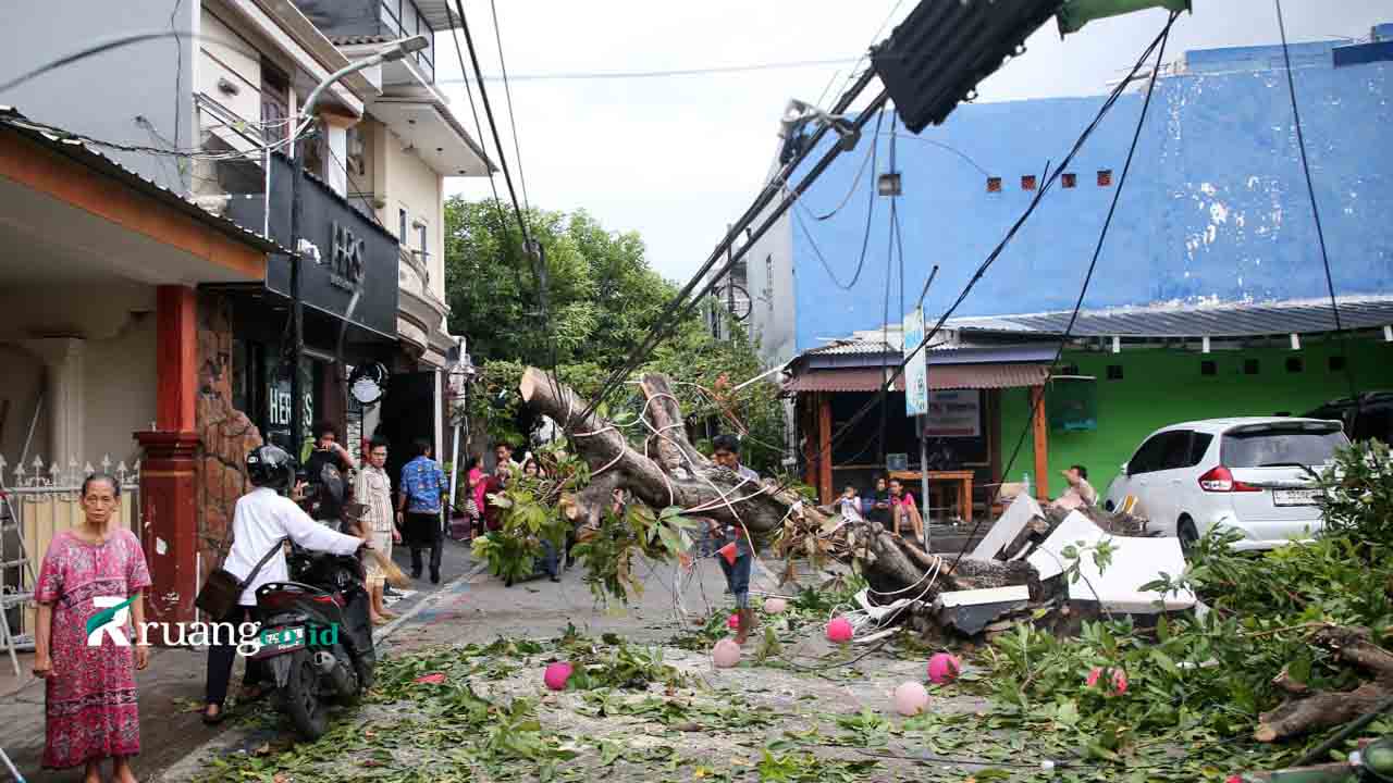 Wali Kota Eri Cahyadi beri Bantuan korban puting beliung Surabaya