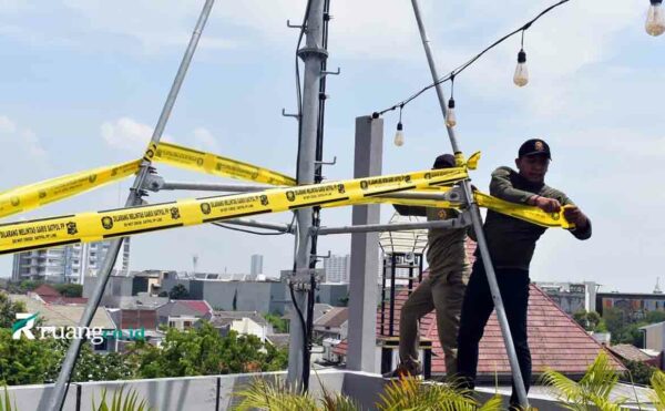 Satpol PP Surabaya menyegel tower telekomunikasi tanpa izin di kawasan Klampis dengan bantuan PLN dan DPRKPP.