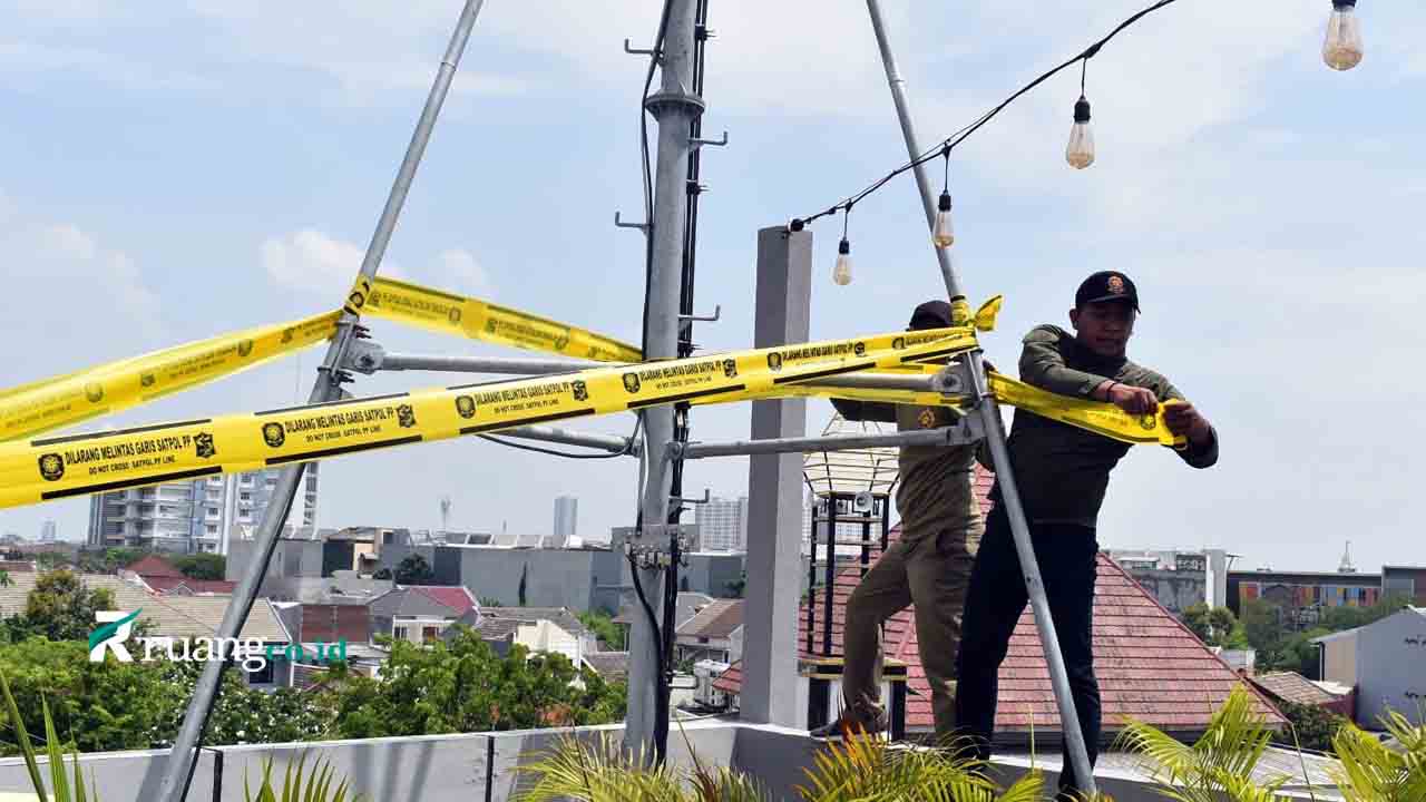 Satpol PP Surabaya menyegel tower telekomunikasi tanpa izin di kawasan Klampis dengan bantuan PLN dan DPRKPP.