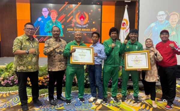 Suasana pemberian penghargaan KONI Jatim Award 2024 di Hotel Mercure Surabaya.