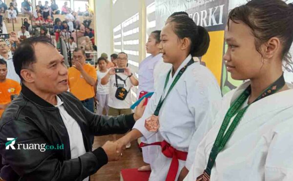 Bambang Haryo Soekartono karate Surabaya