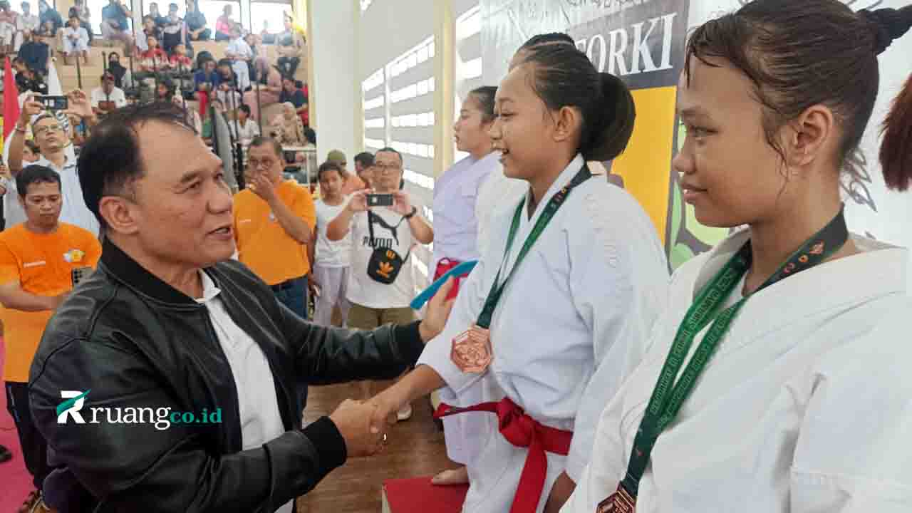 Bambang Haryo Soekartono karate Surabaya