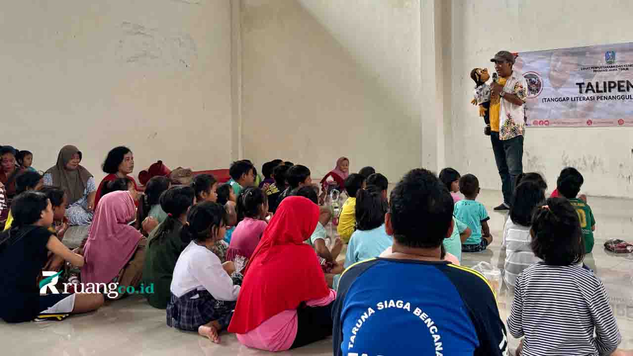 Disperpusip Jatim dongeng untuk anak pengungsi korban banjir