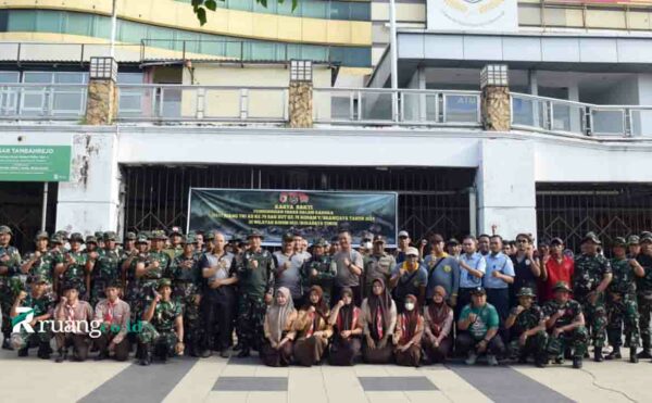 Gotong Royong 3 Pilar Simokerto Bersihkan Pasar Tambakrejo