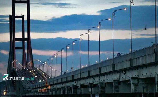 jembatan Suramadu dan wisata Surabaya