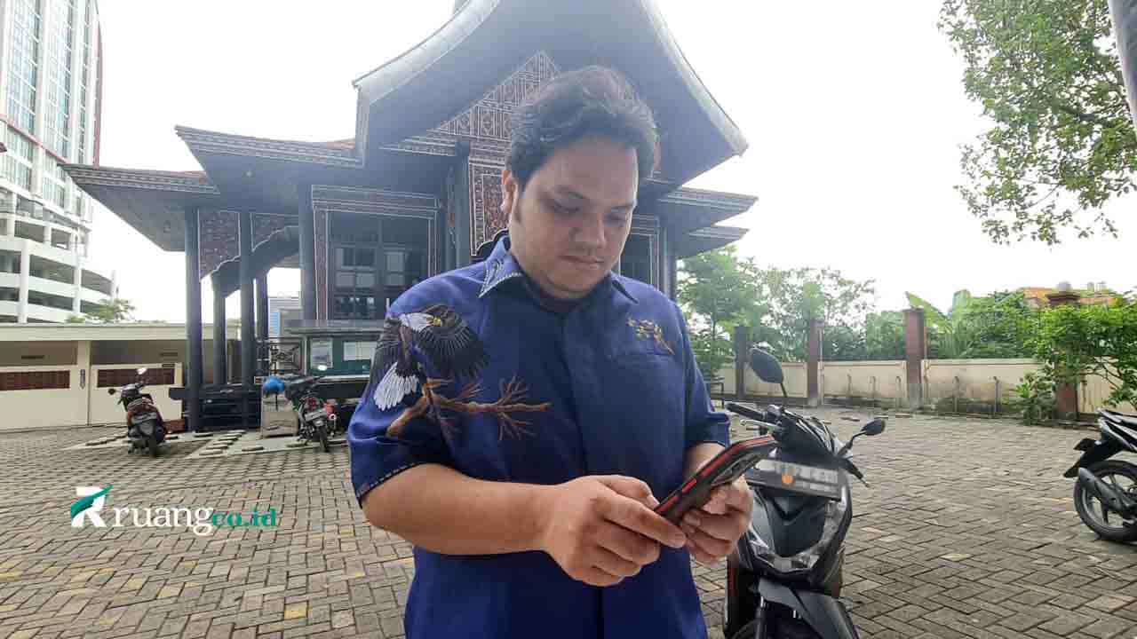 pengamat hukum asal Surabaya Sahlan Azwar