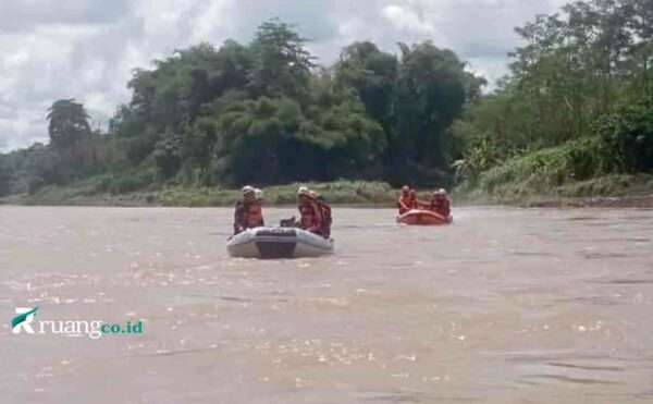 Tim SAR Blitar Pencarian Mokit Sungai Brantas