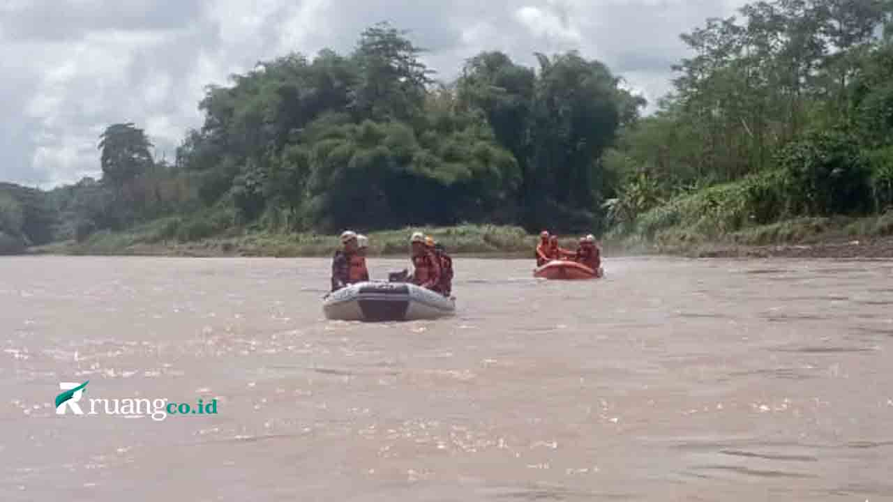 Tim SAR Blitar Pencarian Mokit Sungai Brantas