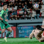 Pemain Persebaya berusaha mencetak gol dalam pertandingan Liga 1 2024/2025 melawan Bali United di Stadion Kapten I Wayan Dipta.