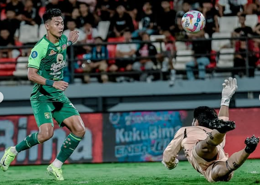 Pemain Persebaya berusaha mencetak gol dalam pertandingan Liga 1 2024/2025 melawan Bali United di Stadion Kapten I Wayan Dipta.