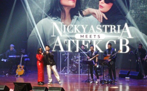 Ronnie Sianturi dalam konser Atiek CB dan Nicky Asrtia