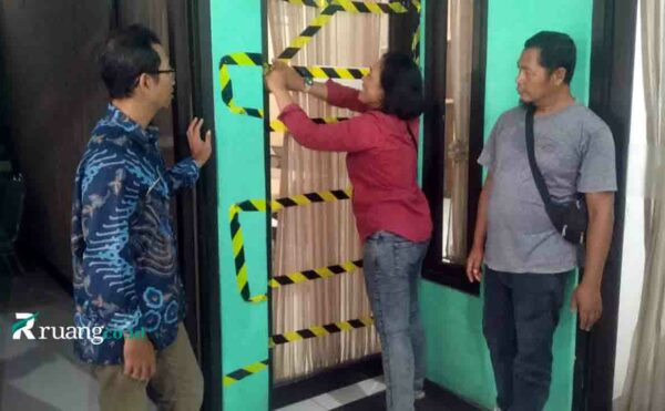 demo warga kantor desa Sidokerto disegel