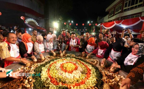 makanan khas Surabaya seperti Rawon, Rujak Cingur, dan Lontong Balap yang menggugah selera.