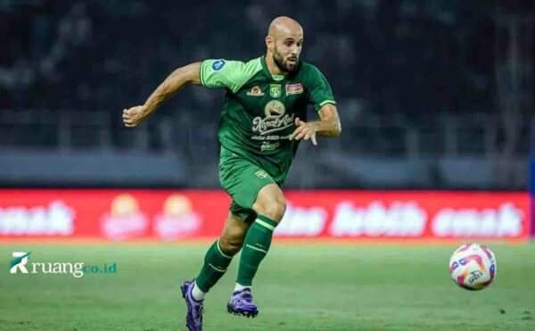 Mohammed Rashid merayakan gol di Derbi Suramadu antara Persebaya Surabaya melawan Madura United, Liga 1 2024