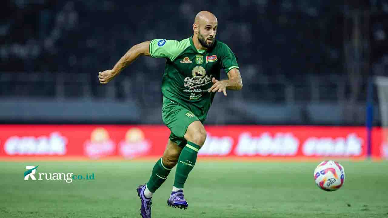 Mohammed Rashid merayakan gol di Derbi Suramadu antara Persebaya Surabaya melawan Madura United, Liga 1 2024