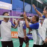 Pertandingan bulutangkis Kejuaraan Antar Media 2024 di GOR Marvell, Surabaya