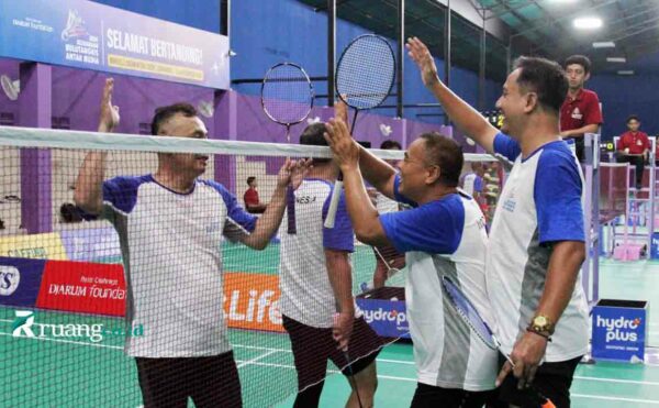 Pertandingan bulutangkis Kejuaraan Antar Media 2024 di GOR Marvell, Surabaya