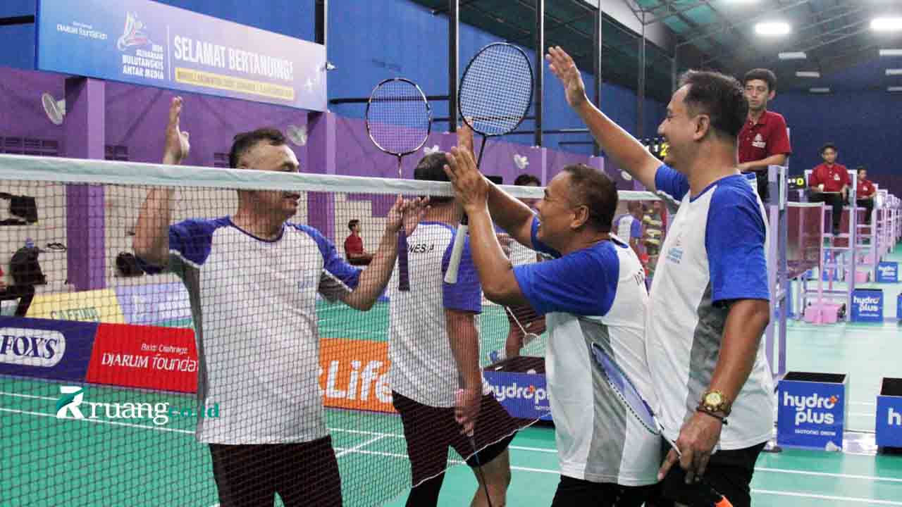 Pertandingan bulutangkis Kejuaraan Antar Media 2024 di GOR Marvell, Surabaya