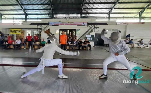 Peserta kejuaraan anggar sedang bertanding di GOR Kodam Brawijaya