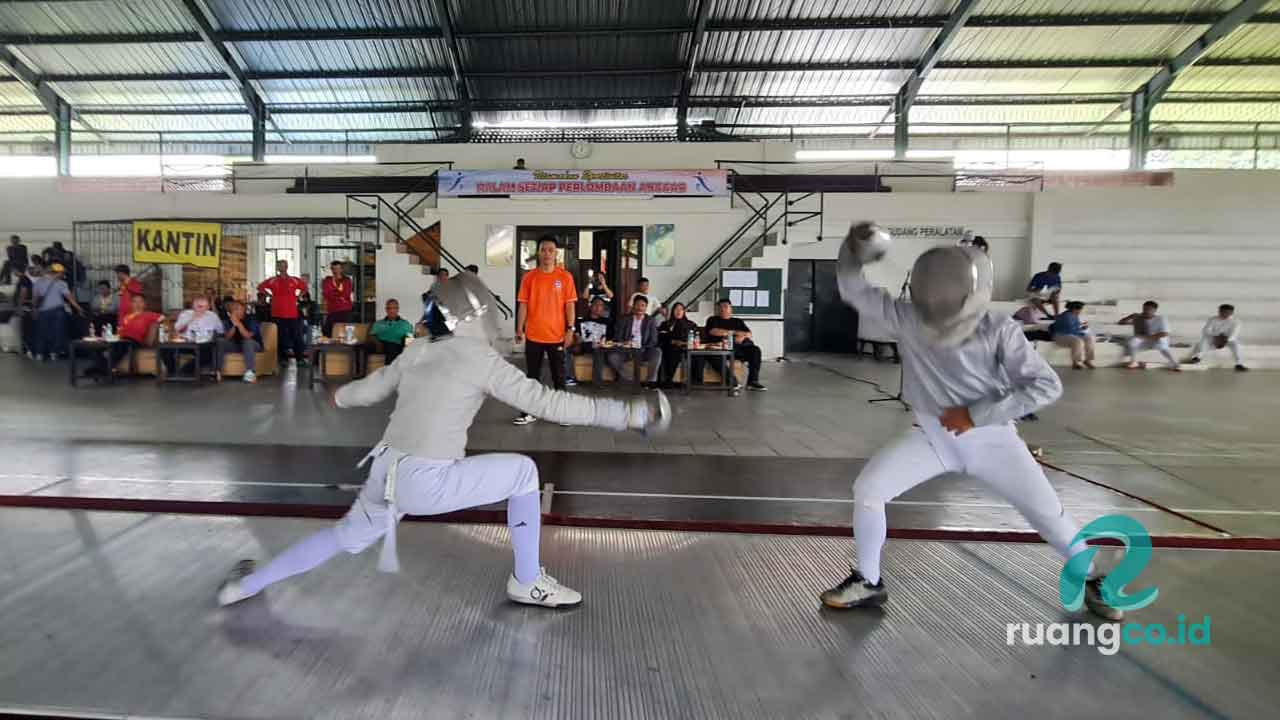 Peserta kejuaraan anggar sedang bertanding di GOR Kodam Brawijaya