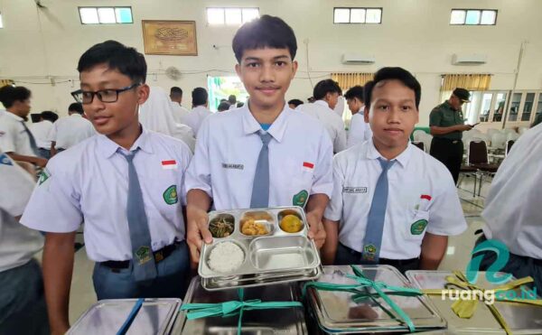 Siswa sedang menikmati MBG