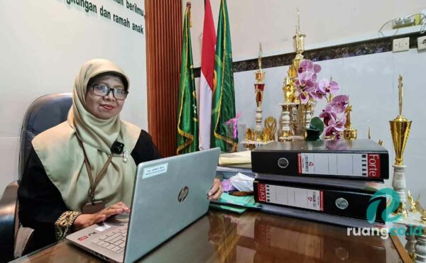 Kepala MTsN 3 Surabaya, Dra. Asmiati, M.Pd., 