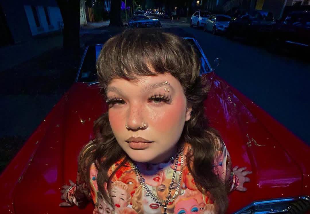 Lirik Lagu Lola Young Messy