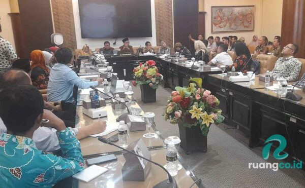 aduan forum komunikasi guru honorer di dprd jawa timur